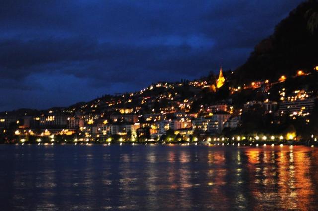 Nocny widok na Montreux.
